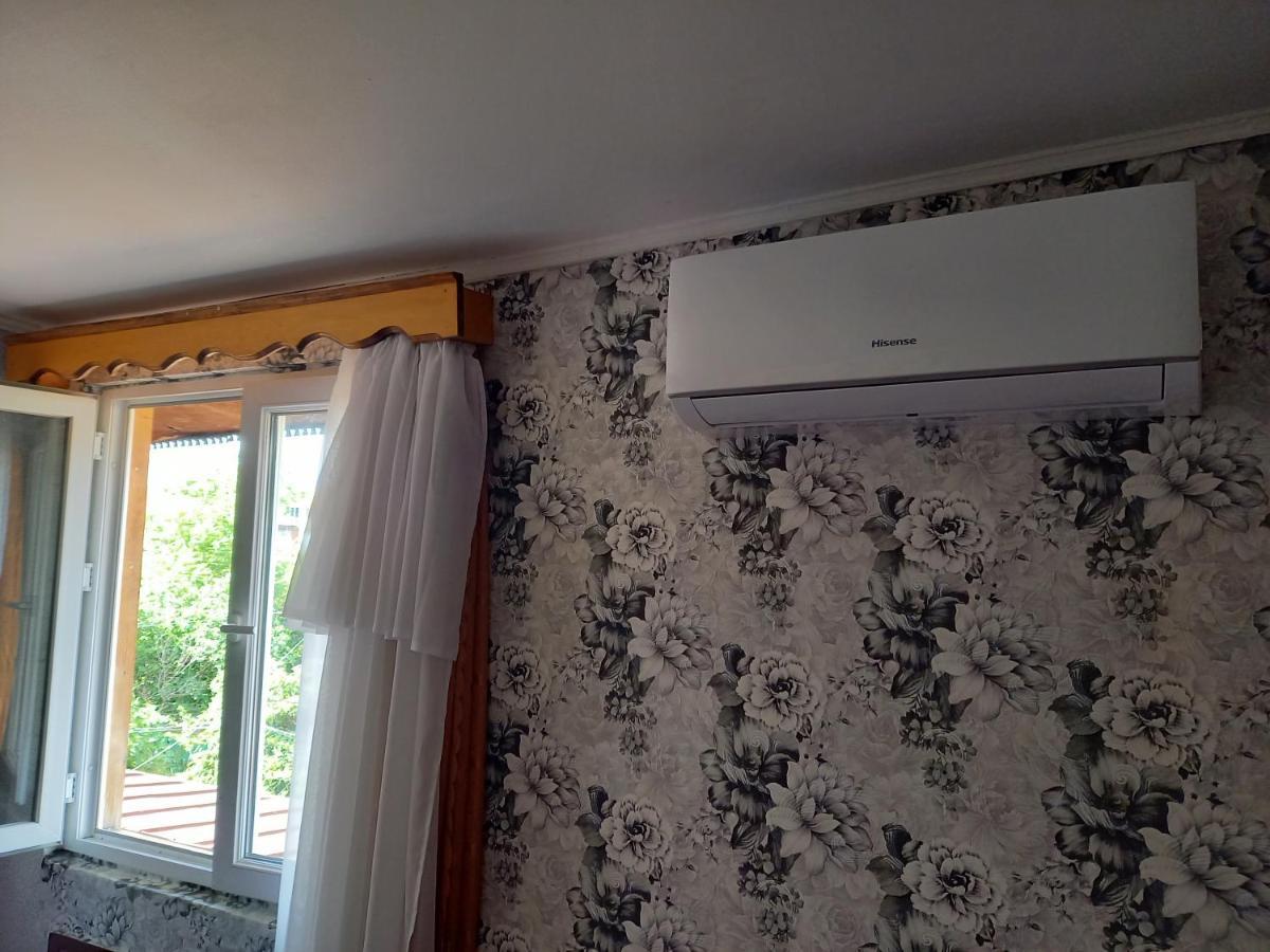 Downtown Guest House Kutaisi Bagian luar foto