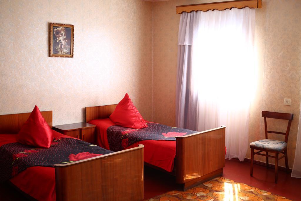 Downtown Guest House Kutaisi Bagian luar foto