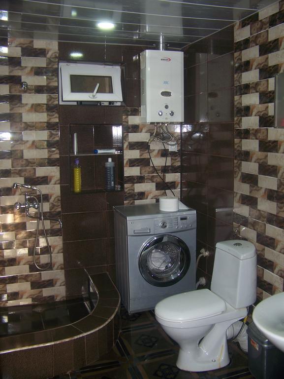 Downtown Guest House Kutaisi Bagian luar foto