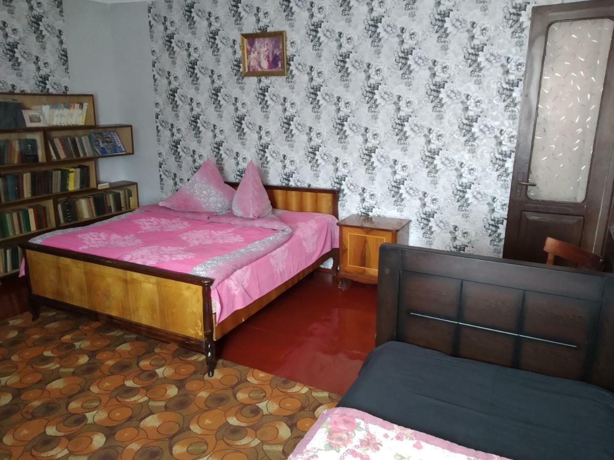 Downtown Guest House Kutaisi Bagian luar foto