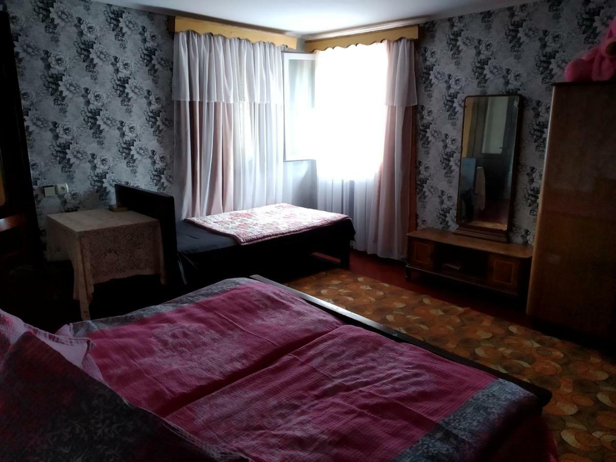 Downtown Guest House Kutaisi Bagian luar foto