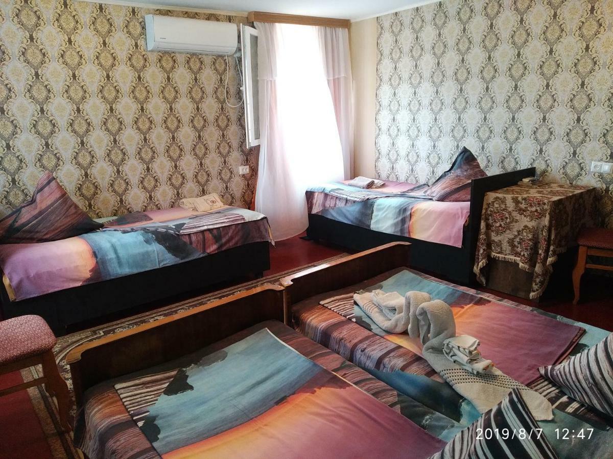 Downtown Guest House Kutaisi Bagian luar foto