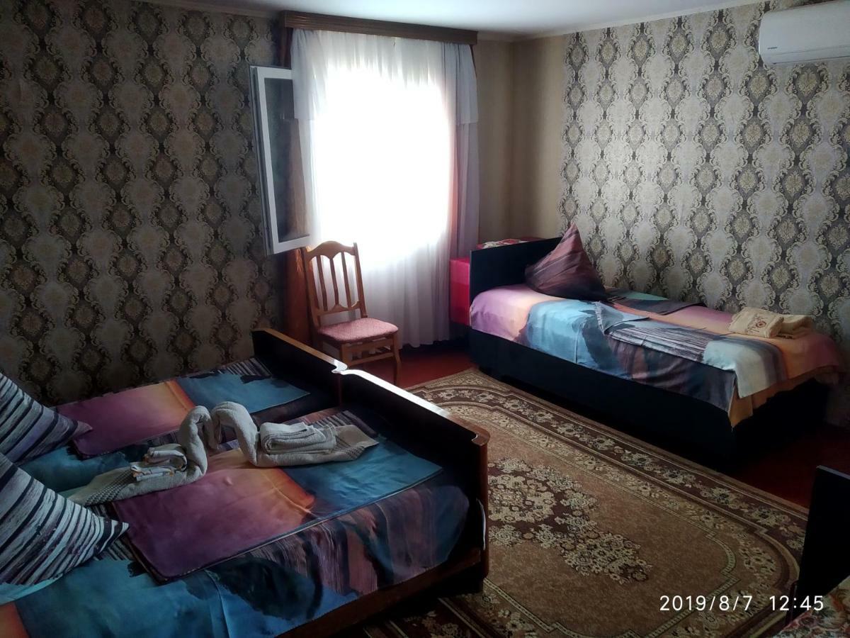Downtown Guest House Kutaisi Bagian luar foto