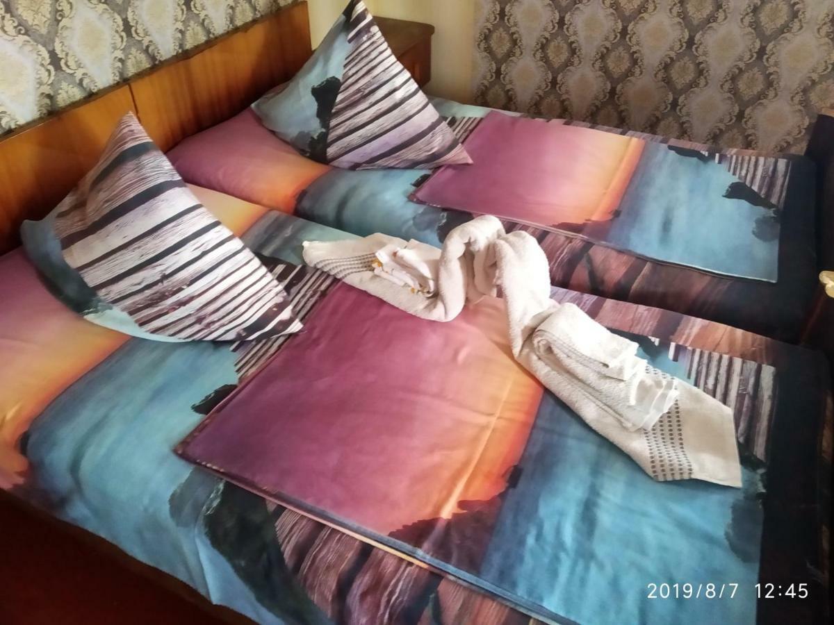 Downtown Guest House Kutaisi Bagian luar foto